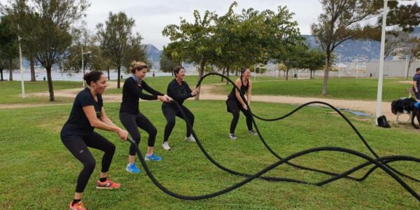 clients réalisant une séance de HIIT en extérieur.