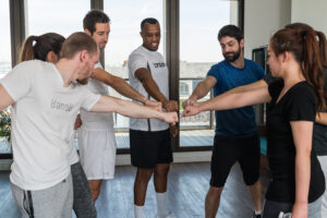 Coaching sportif en entreprise séance de fitness collectif pour collaborateurs.