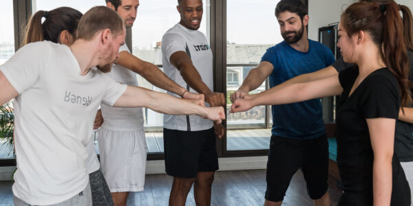 Coaching sportif en entreprise séance de fitness collectif pour collaborateurs.